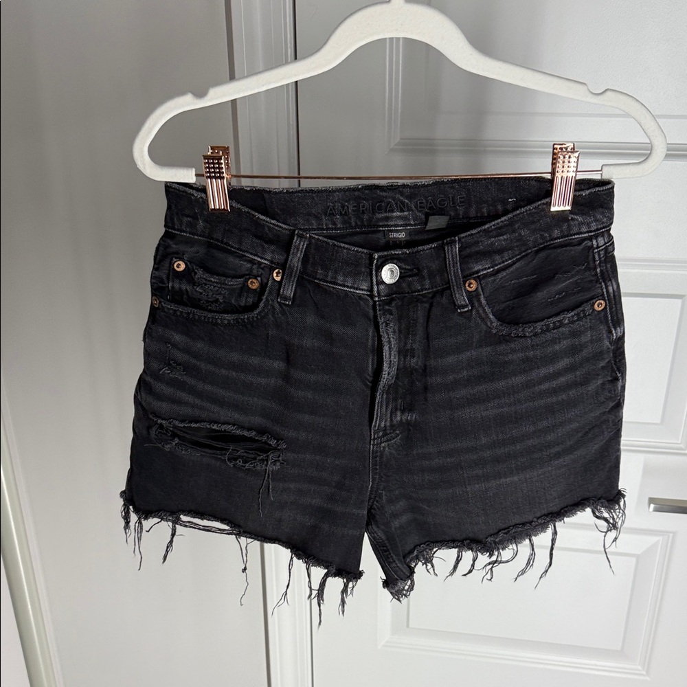 Like new size 2 relaxed fit American Eagle Outfitters Black Frayed Jean Shorts